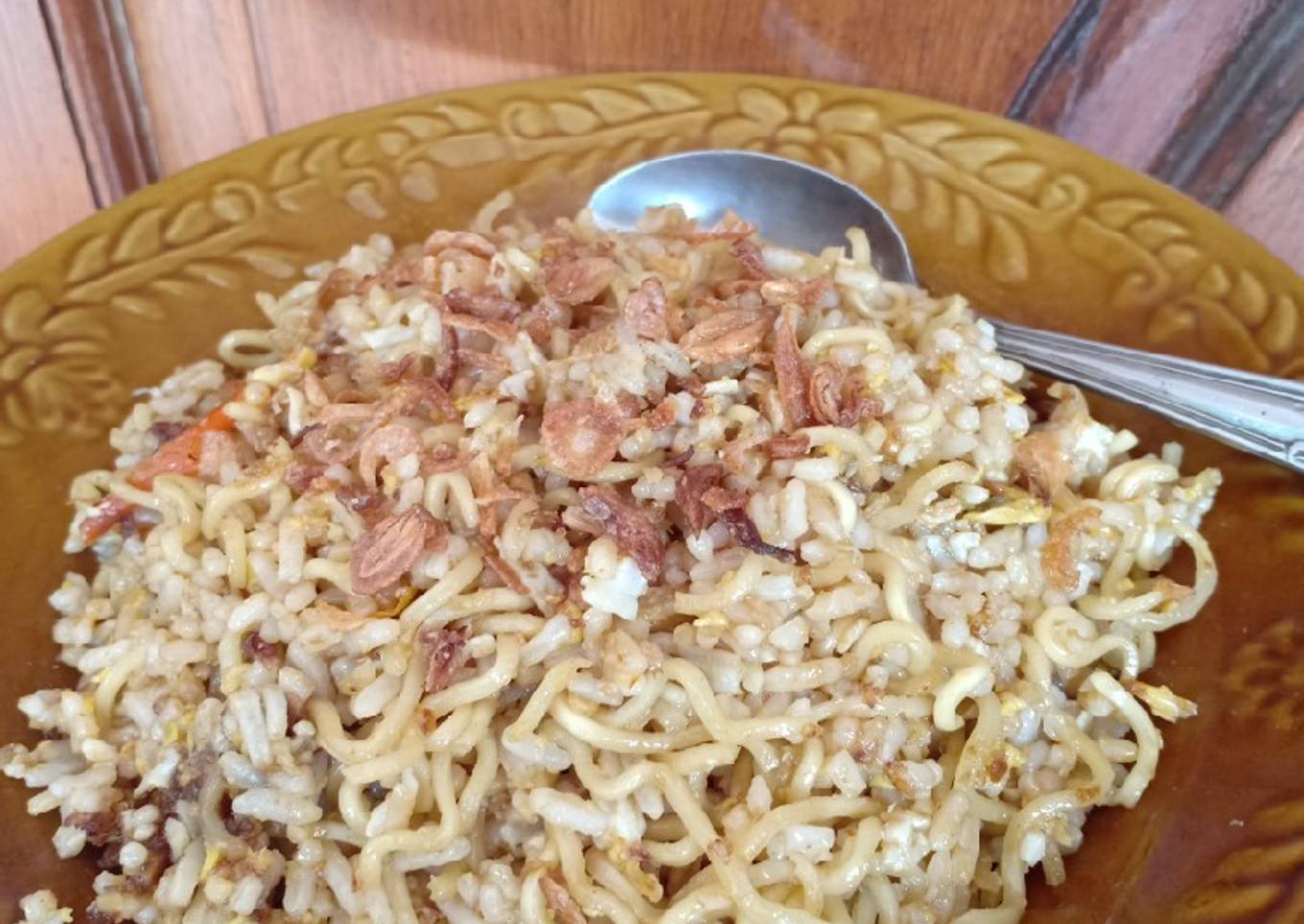 Nasi goreng ruwet (mie+nasi)