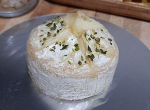 Una foto de Camembert horneado para untar
