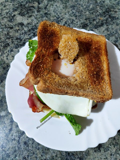 Una foto de Sándwich de bacon y huevo