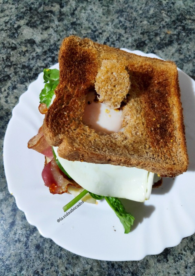 Una foto de Sándwich de bacon y huevo