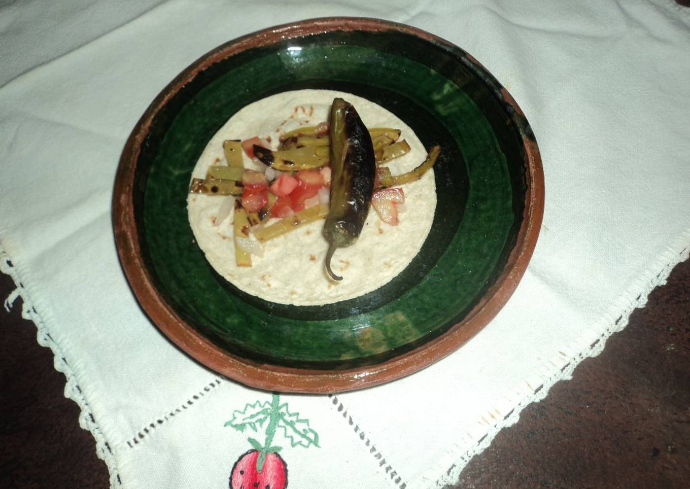 Taco de nopales asados y chile toreado tipo el Ocote