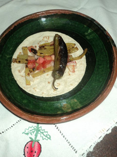 Una foto de Taco de nopales asados y chile toreado tipo el Ocote