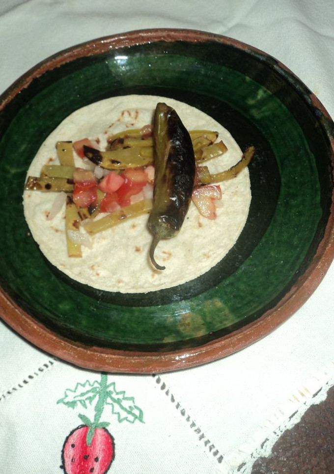 Una foto de Taco de nopales asados y chile toreado tipo el Ocote