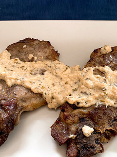 Una foto de Chuletas de cerdo con crema de quesitos