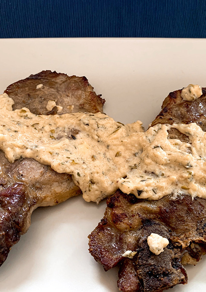 Una foto de Chuletas de cerdo con crema de quesitos