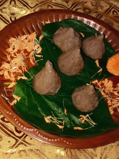 चॉकलेट नारियल मोदक (Chocolate Nariyal Modak recipe in Hindi) रेसिपी मुख्य फोटो