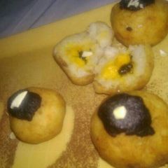 A picture of Fried sticky rice mango balls.