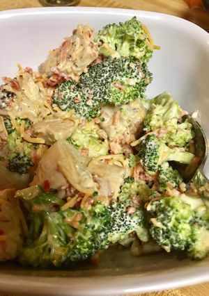 A picture of Cold ranch chicken and broccoli.
