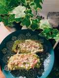 Tostas de pan de hogaza con aguacate, cebolla y feta