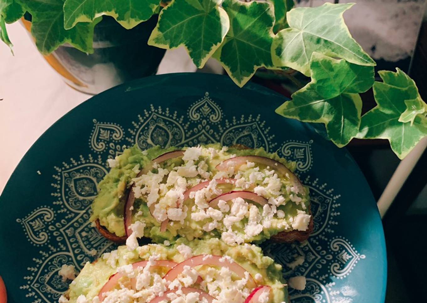 Tostas de pan de hogaza con aguacate, cebolla y feta