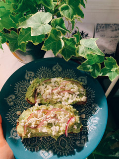 Foto principal de Tostas de pan de hogaza con aguacate, cebolla y feta