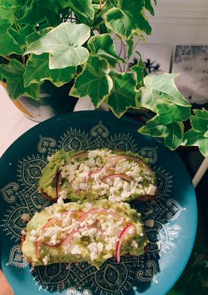 Una foto de Tostas de pan de hogaza con aguacate, cebolla y feta