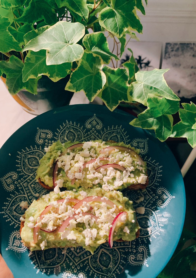 Una foto de Tostas de pan de hogaza con aguacate, cebolla y feta