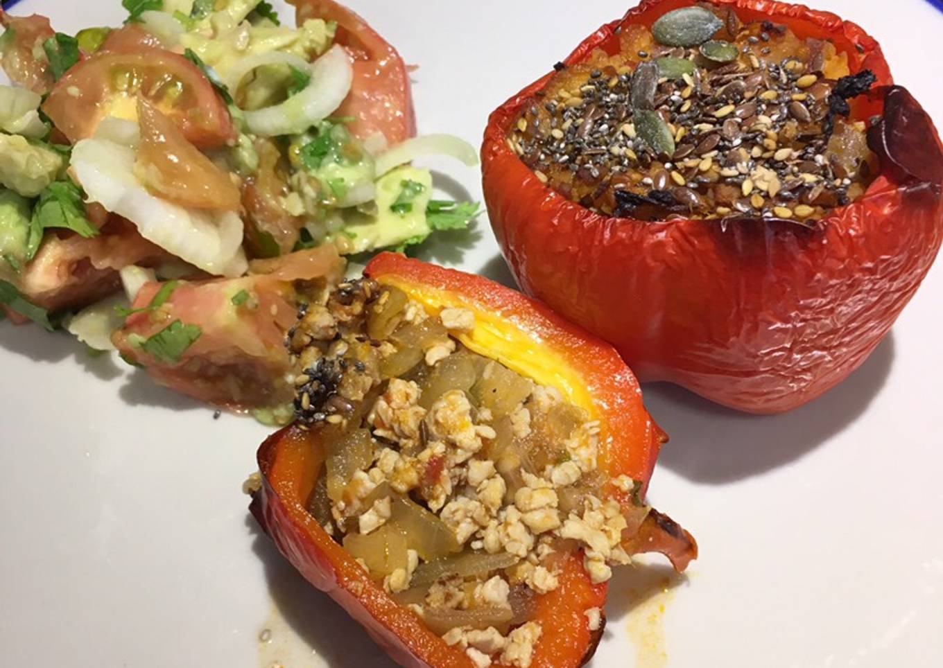 Pimientos rellenos de pollo, cebolla caramelizada y albahaca con un toque de tomate