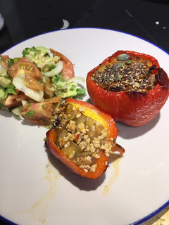 Foto principal de Pimientos rellenos de pollo, cebolla caramelizada y albahaca con un toque de tomate