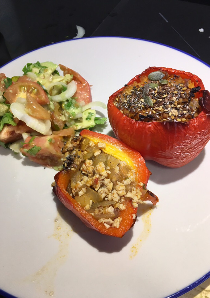 Una foto de Pimientos rellenos de pollo, cebolla caramelizada y albahaca con un toque de tomate