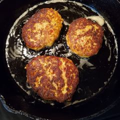 A picture of Salmon patties.