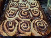 Una foto de rolls de canela con azúcar rubia