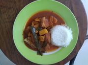 Una foto de costillas de cerdo con piña