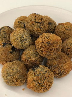 Una foto de Croquetas de gambas, choco y tinta de calamar con ajetes en Thermomix TM5