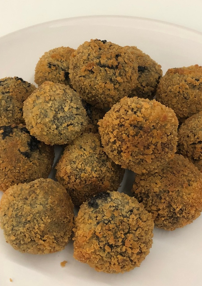 Una foto de Croquetas de gambas, choco y tinta de calamar con ajetes en Thermomix TM5
