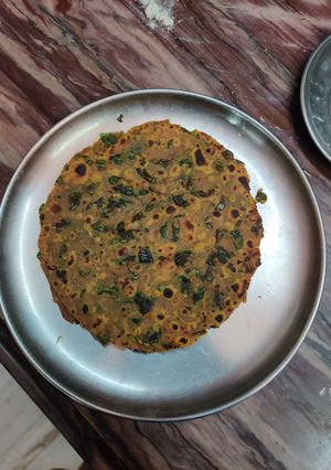 मेथी की पूरी (methi ki poori recipe in Hindi) रेसिपी मुख्य फोटो