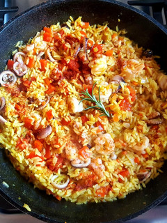 Una foto de Arroz saborizado con pulpito 🐙y camarones