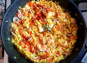Una foto de Arroz saborizado con pulpito 🐙y camarones