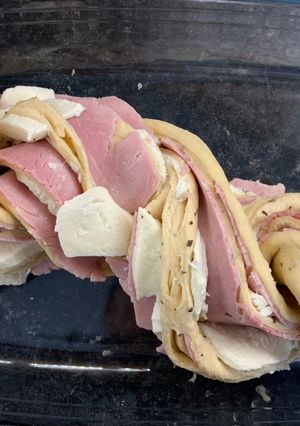 Une photo de Brioche jambon, mozzarella et basilic 🌿