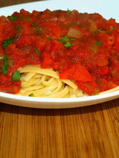 Una foto de Spaghetti con tomate y verduras🍴