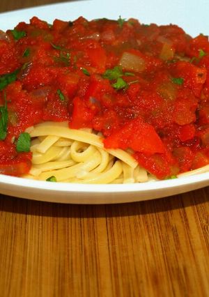 Una foto de Spaghetti con tomate y verduras🍴