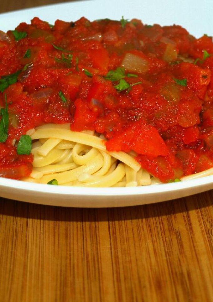 Una foto de Spaghetti con tomate y verduras🍴
