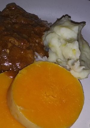 A picture of Beef short ribs stew.
