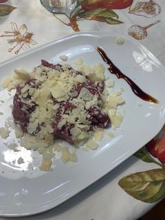 Una foto de Carpaccio de solomillo con queso parmesano