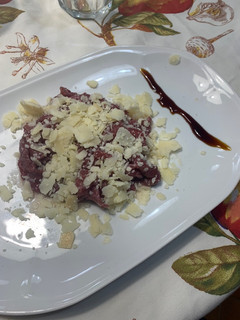 Una foto de Carpaccio de solomillo con queso parmesano