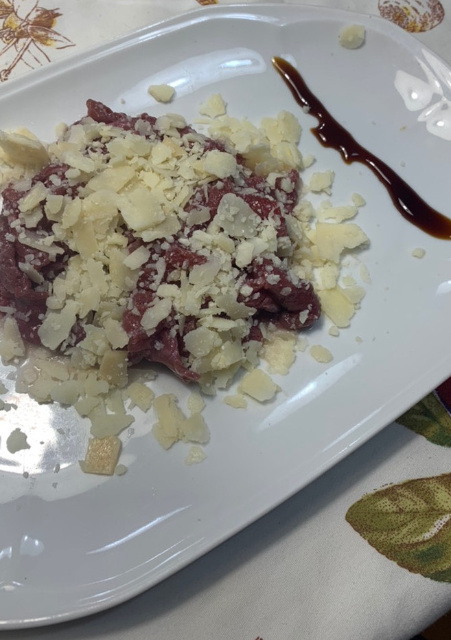 Una foto de Carpaccio de solomillo con queso parmesano