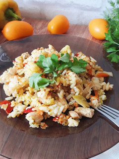 Фото Сочный рис c курицей и овощами.