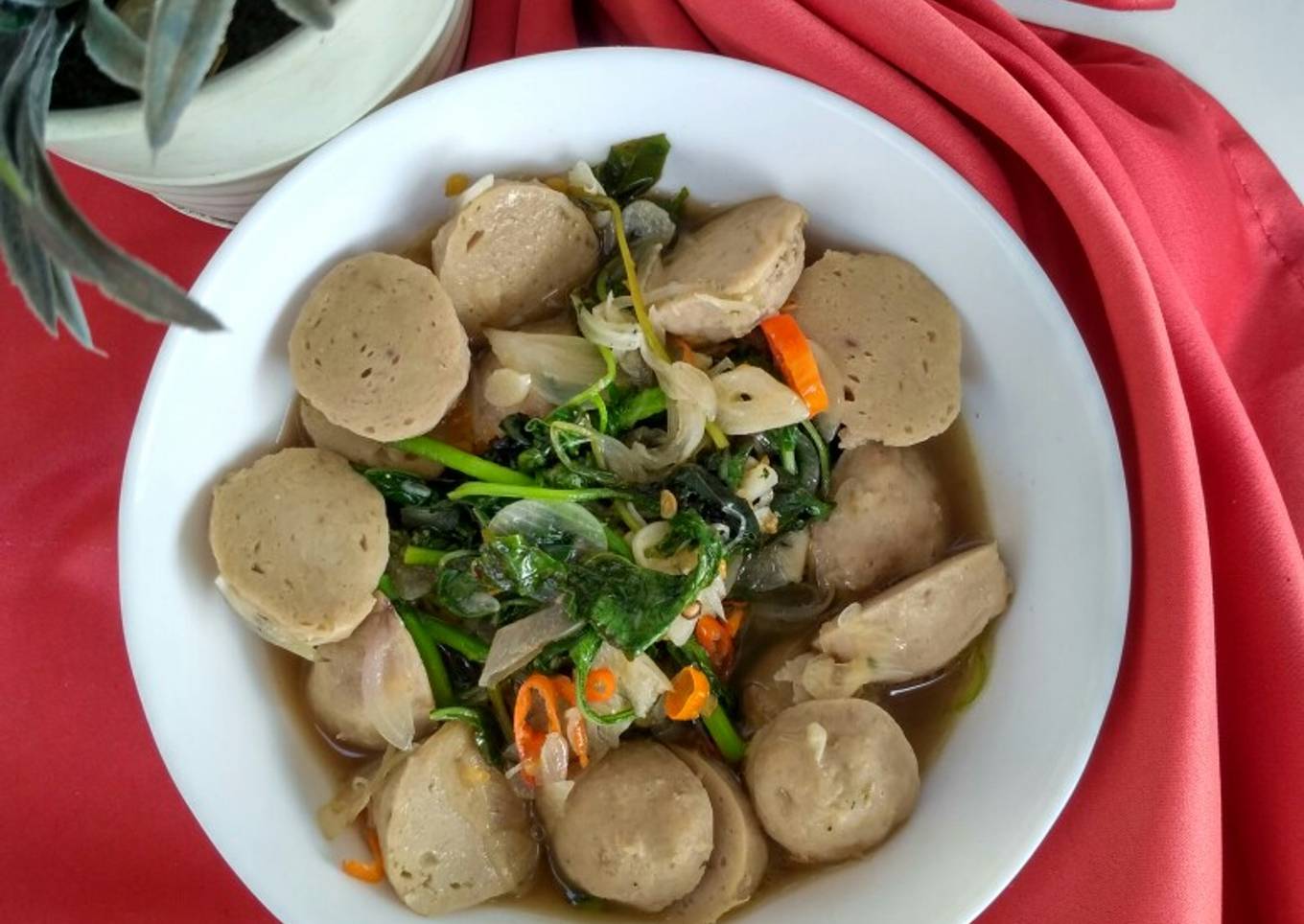 Bayam goreng dengan bakso