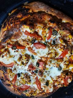 সম্পূর্ণ নিরামিষ মজাদার পনির কর্ণ পিজ্জা (pizza recipe in Bengali) রেসিপির প্রধান ছবি