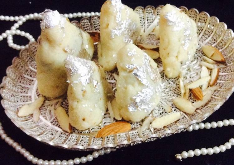 Recipe of Any-night-of-the-week Dates &amp; Nuts filled Khoya Samosa