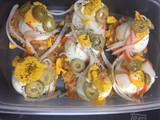 Huevos rellenos de atún, bocas de mar y tomate