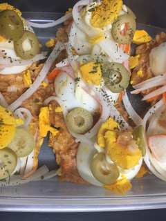 Una foto de Huevos rellenos de atún, bocas de mar y tomate