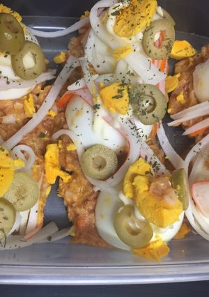 Una foto de Huevos rellenos de atún, bocas de mar y tomate