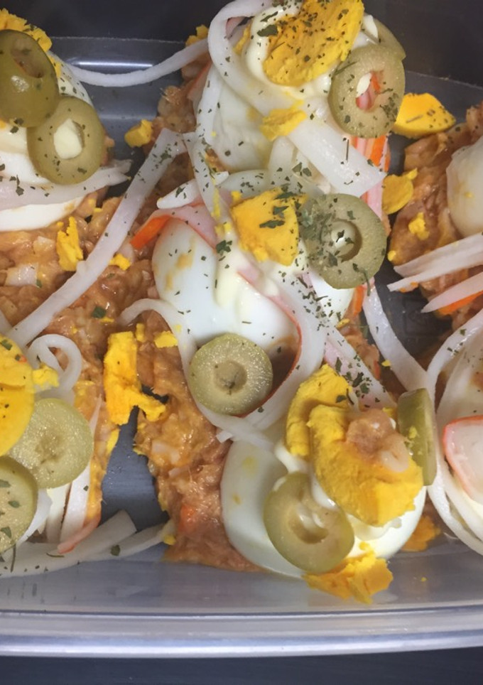Una foto de Huevos rellenos de atún, bocas de mar y tomate
