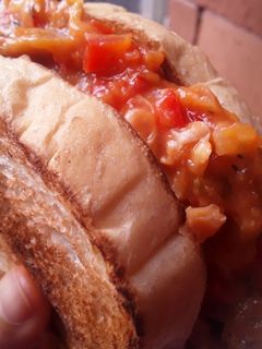 Una foto de Sándwich de pollo🍗🍞🍅