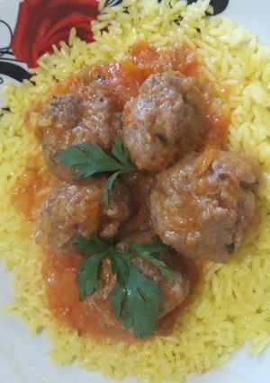 Una foto de Albóndigas en salsa con arroz amarillo