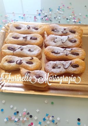 Foto di Maschere di Carnevale di sfoglia con crema alle nocciole con zucchero a velo fatto in casa 🏡👩‍🍳❤️🎭🎭🎭🎭