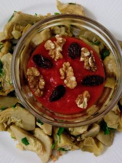Una foto de Alcachofas al ajillo y crema de pimientos y tomates asados con frutos secos