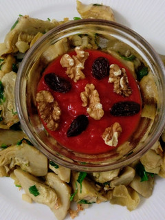 Una foto de Alcachofas al ajillo y crema de pimientos y tomates asados con frutos secos