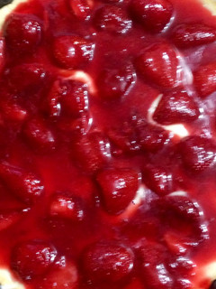 Una foto de Kuchen de frutilla y crema pastelera casera